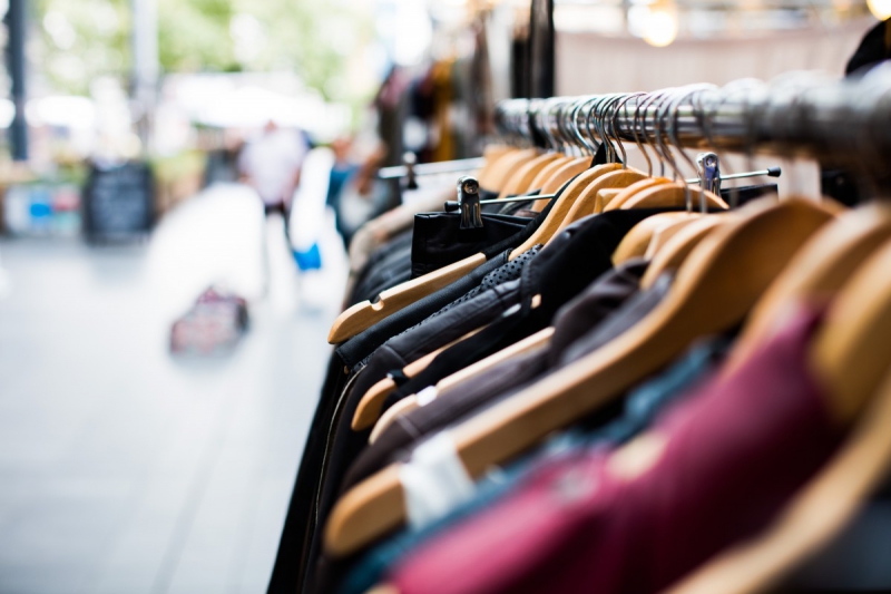ecommerce-CIPIERES-min_blur_close_up_focus_hanger_jacket_market_people_rack-1176303