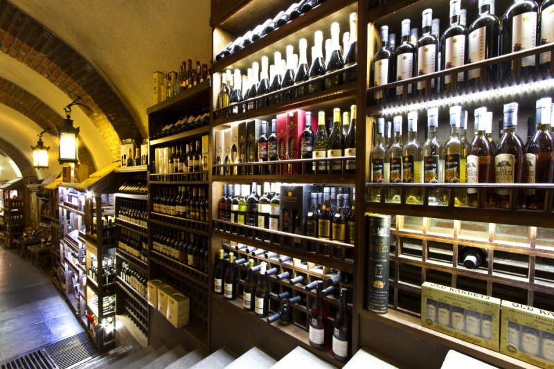 ecommerce-CIPIERES-min_world_street_travel_shop_canon_georgia_wine_bottles-429767